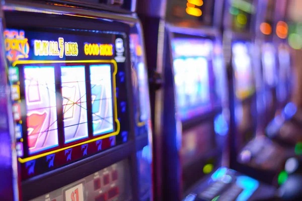 Free-spin trigger screen in Jurassic Kingdom showing accumulated bonus symbols and spin count